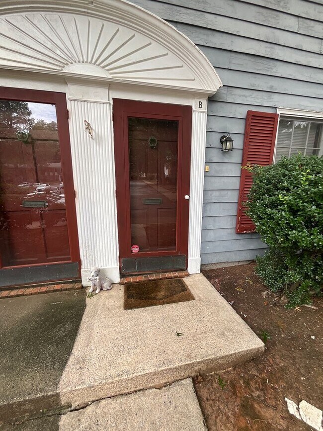 Foto del edificio - Beautiful 2 Bed 2.5 Bath Townhouse!