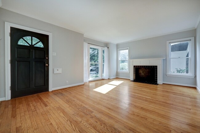 Building Photo - 2910 Plumb St