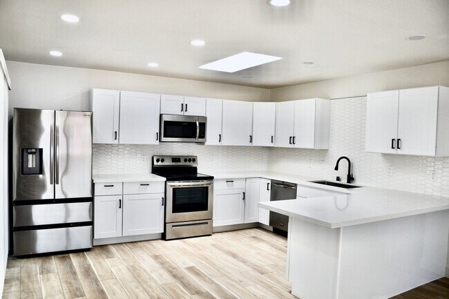 Foto del edificio - Remodeled 3-Bed Home with Private Studio, Driveway & Spacious Backyard!