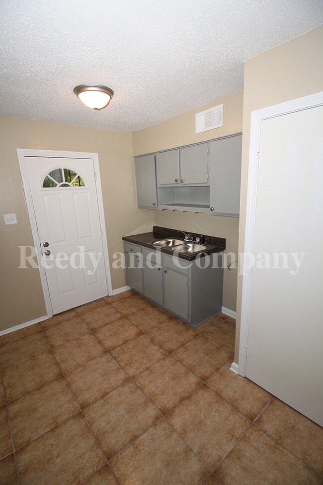 Building Photo - Traditonal 2 BR Duplex-Summer Ave