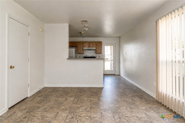 Foto del edificio - 102 E Robin Ln