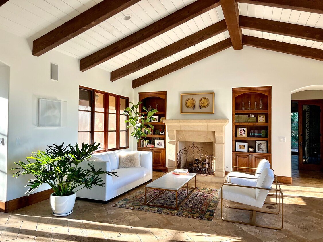 Primary Photo - Stunning Custom Furnished 4 Bed/6 Bath Hom...