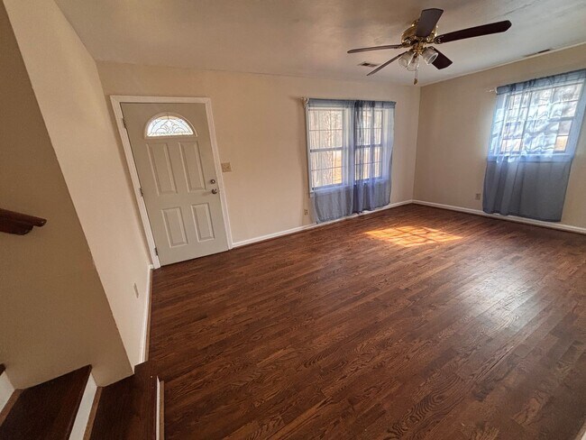 Building Photo - 3 Bedrooms- 1 Bathroom- House in Coosa!