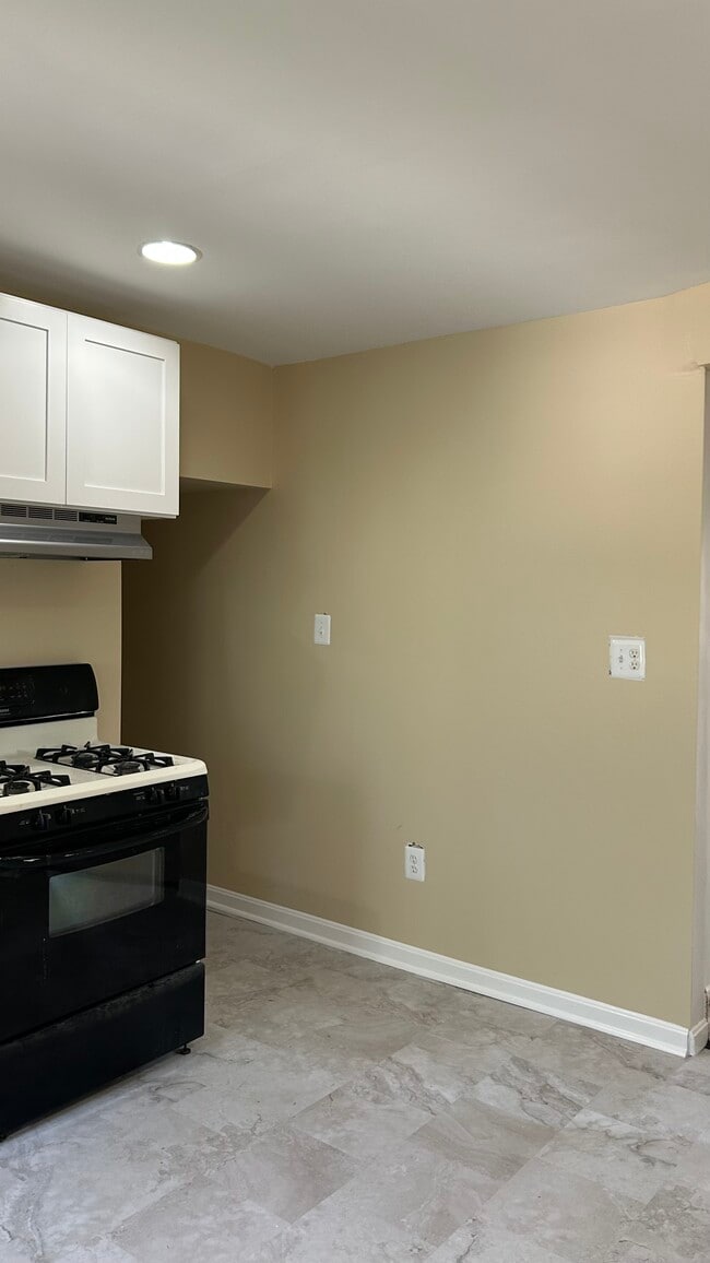 Stove & Walk-in pantry - 4308 Ridge Rd