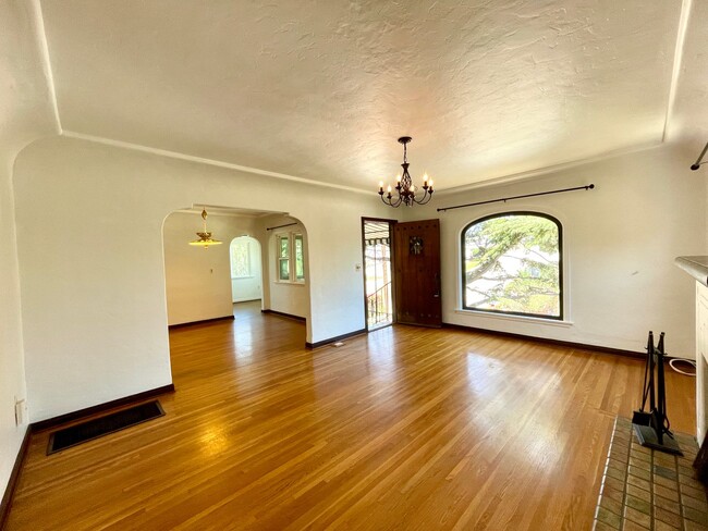 Building Photo - Beautiful 4B/2BA 1930's Spanish Style Home!