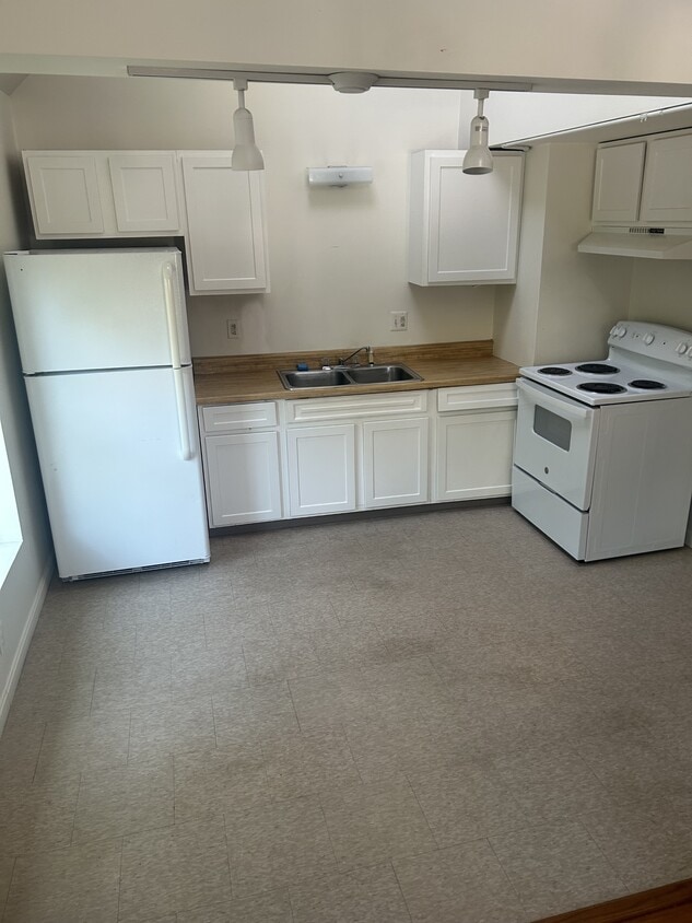 Primary Photo - 10 Railroad Square