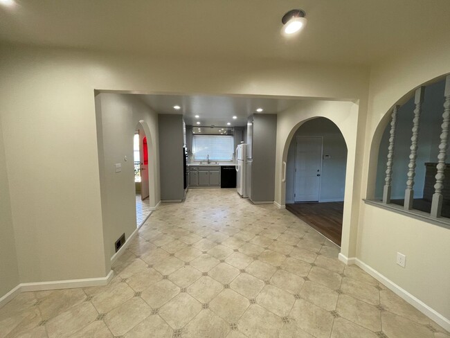 Building Photo - 3 bedroom 2 bath single story ranch home