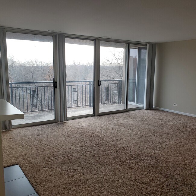 Building Photo - 5950 Oakwood Dr