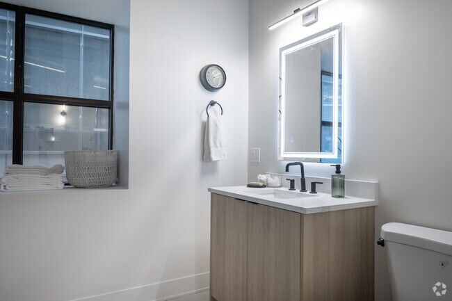 1 habitación, 1 baño - 866 pies cuadrados - Baño - The Station Lofts