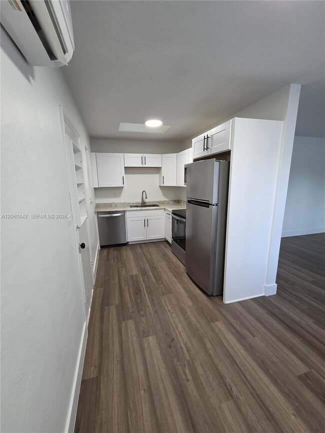 Building Photo - 289 NE 45th Ct