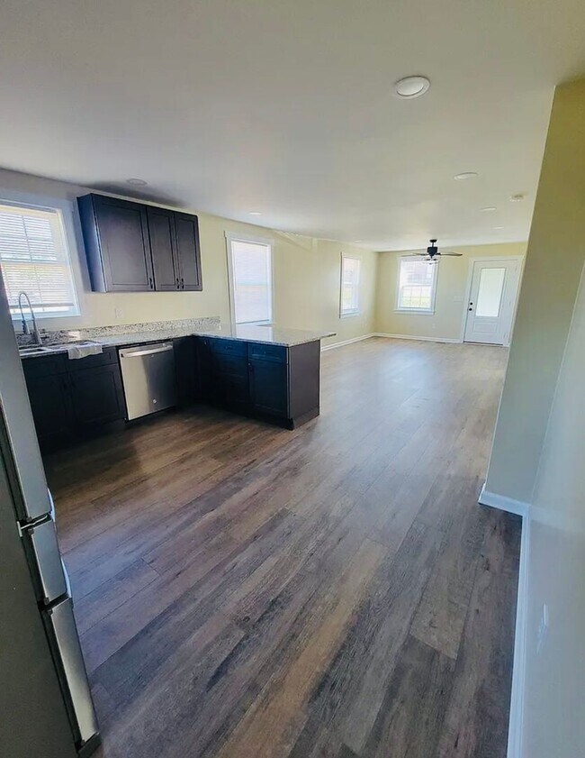 Foto del edificio - Newly Remodeled 3/1 Move In Ready Now!