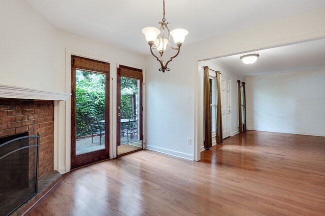 Building Photo - Beautiful 2-story townhouse with appliance...