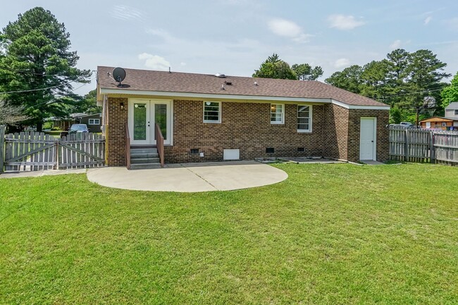 Foto del edificio - Large fenced yard!!