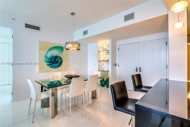 Foto del edificio - 17121 Collins Ave
