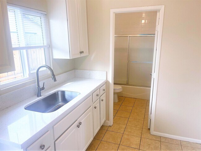 Building Photo - Newly Refreshed Single Family Home with Ov...