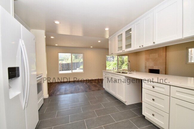 Foto del edificio - Beautifully Remodeled, 4 Bedroom/2 Bathroo...