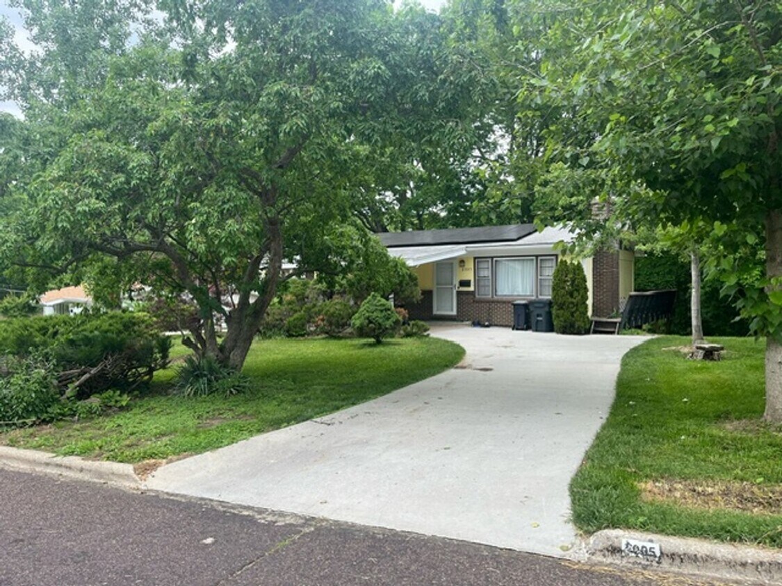 Primary Photo - Charming 4 Bed 2.5 Bath Home With Nice Woo...