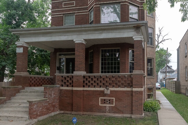 Building Photo - 2537 N Kildare Ave