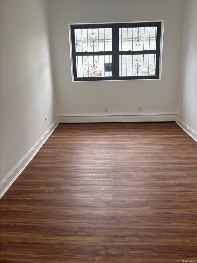 Foto del edificio - 77-19A Parsons Blvd