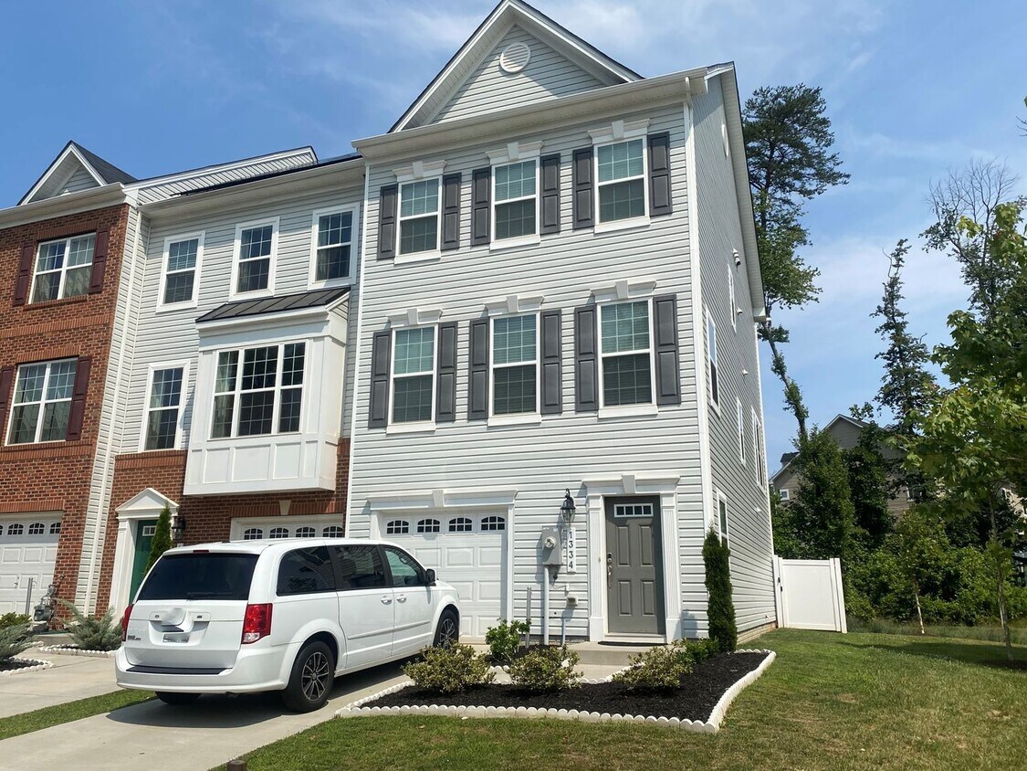 Primary Photo - Spacious 3 Bedroom Townhouse in Hanover!