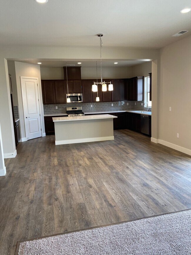 Building Photo - $2395 - MODERN - LARGE YARD - GRANITE - ST...