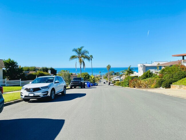 Building Photo - Ocean Views! 2BD/1.5BA House Available Now!