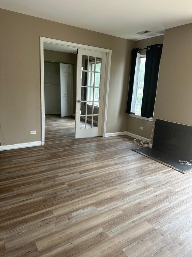 Building Photo - 320 Springlake Ln