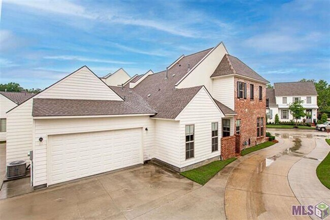 Building Photo - Upscale Townhouse in The Village at Magnol...