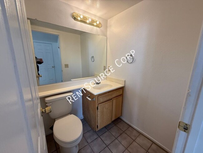 Building Photo - 3 Bedroom / 2.5 Bathroom House in Quartz Hill