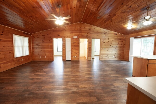 Building Photo - 400 Camellia Ave