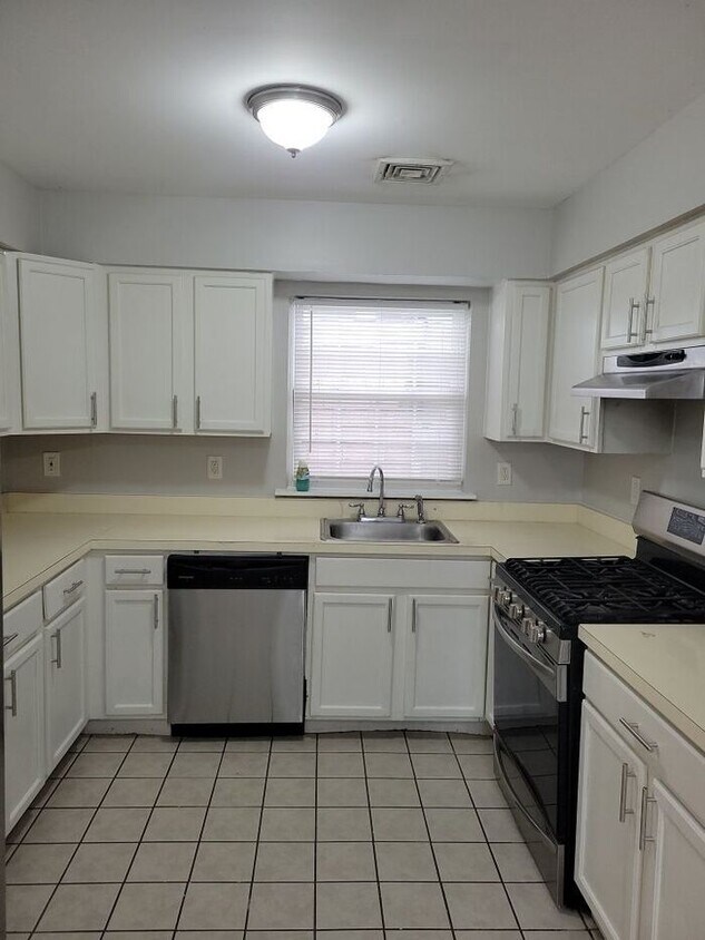 Building Photo - NOW AVAILABLE! 721 Catherine St UNIT 2, Pe...