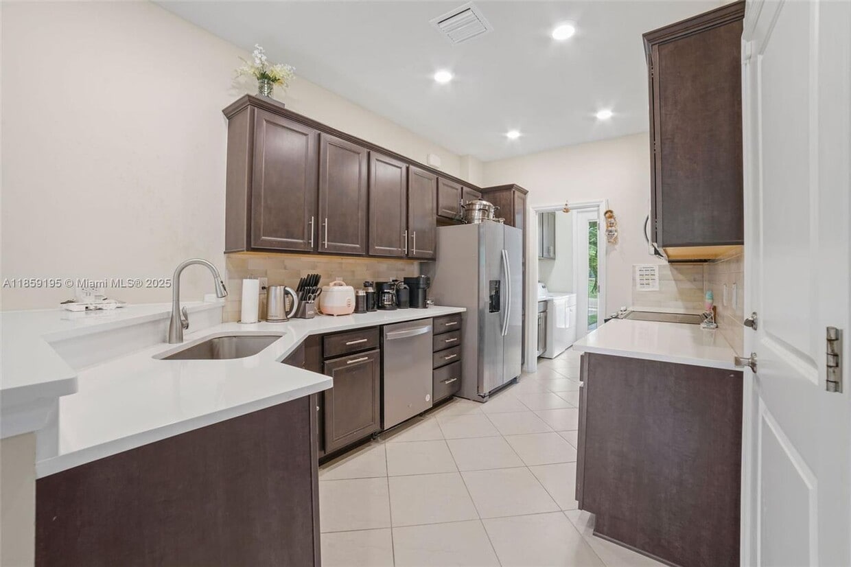 Primary Photo - 4154 Greenway Dr