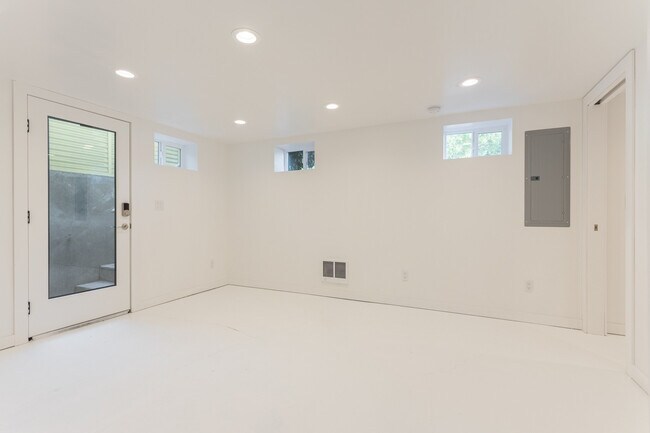 Building Photo - 3305 SE 54th Ave