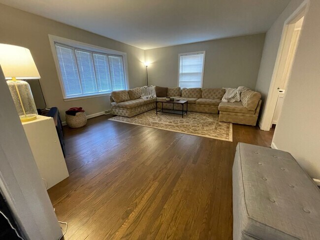 Building Photo - Spacious Split-Level Home In Knollwood Manor!