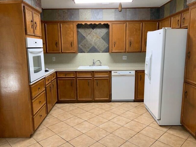 Foto del edificio - Spacious 4 bedroom 2 bath with lots of par...