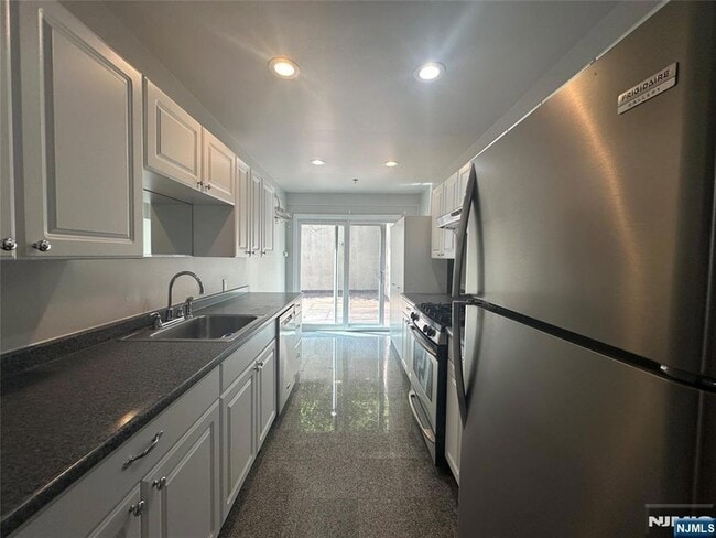 Foto del edificio - 258 Old River Rd