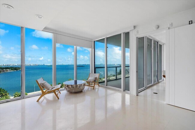 Foto del edificio - 601 NE 36th St