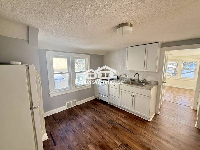 Building Photo - Efficency Upper Duplex Unit Avail NOW
