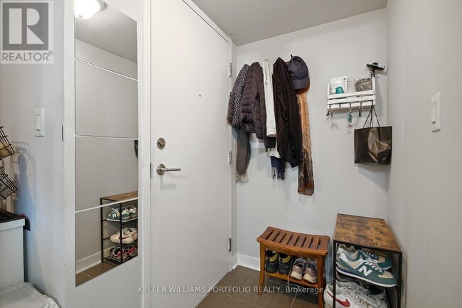 Photo du bâtiment - 816-1816 Lansdowne Ave