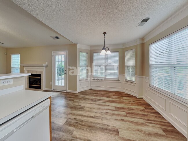 Foto del edificio - 4832 Asherton Pl NW