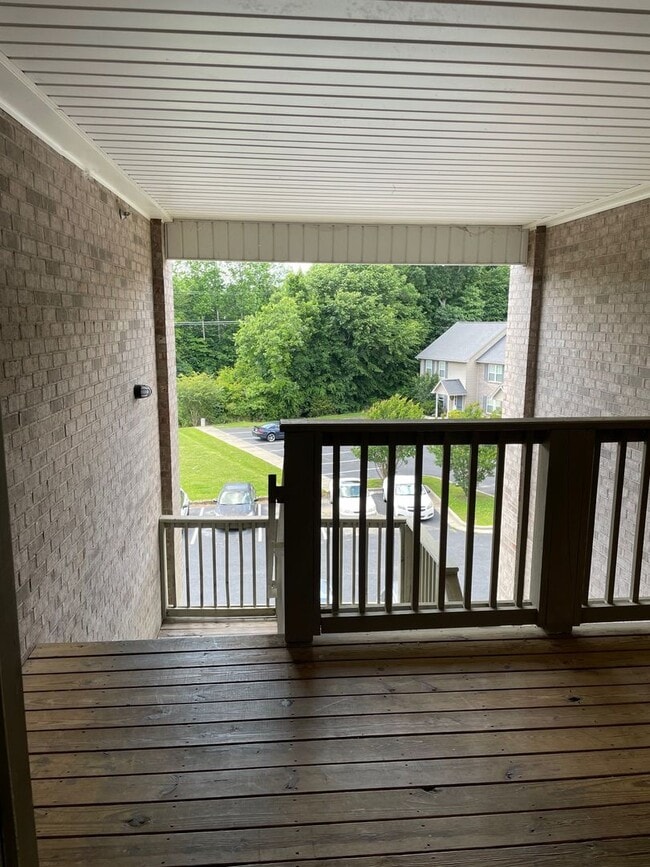 Building Photo - 3 bed 2 bath condo