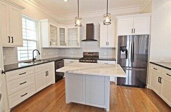 Building Photo - 2736 Cortlandt St