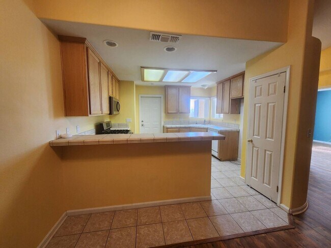 Foto del edificio - $300 MOVE IN SPECIAL!! 4 Bedroom home AVAI...