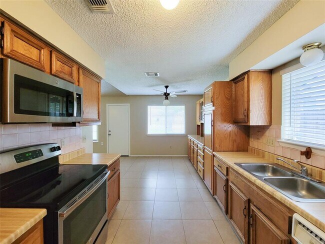 Building Photo - 17802 Red Wolf Dr