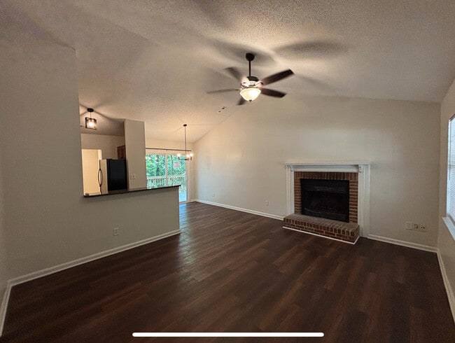 Building Photo - Rach townhomes 2 BR 2 Bath with access to ...