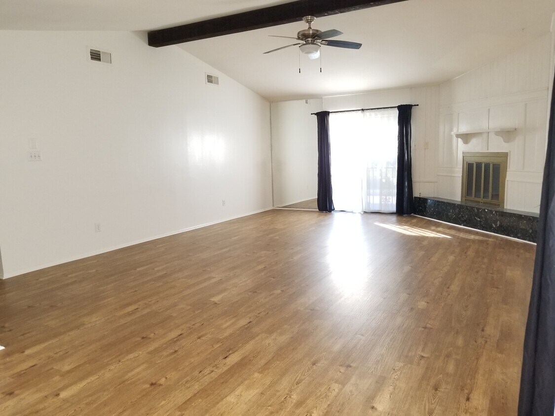 Techos altos sala de estar con ventilador de techo y pisos nuevos - 12047 S Fairhollow Ln