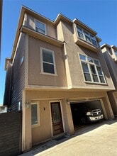 Building Photo - 1002 W 22nd St