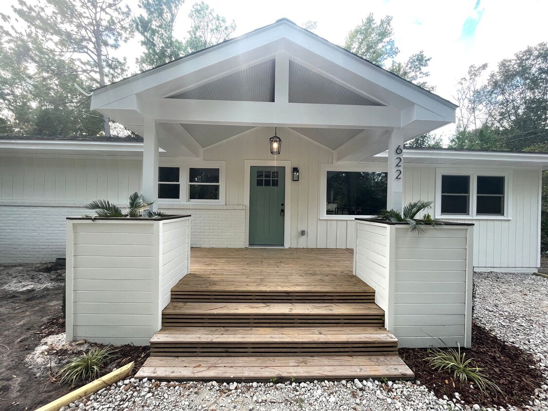 Foto principal - Completely Remodeled 4 bedroom Home