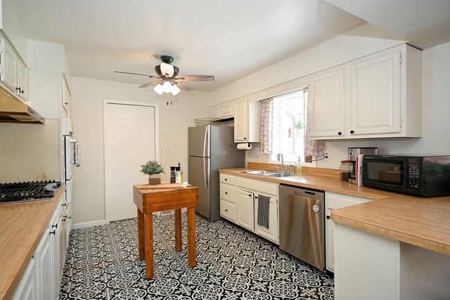 Building Photo - 23712 W Main St