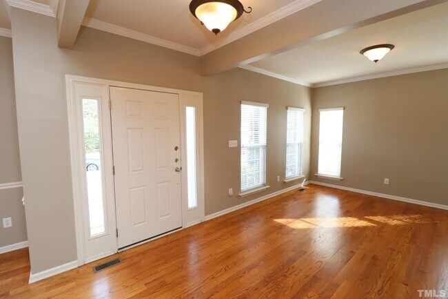 Foto del edificio - 1006 Upchurch Farm Ln